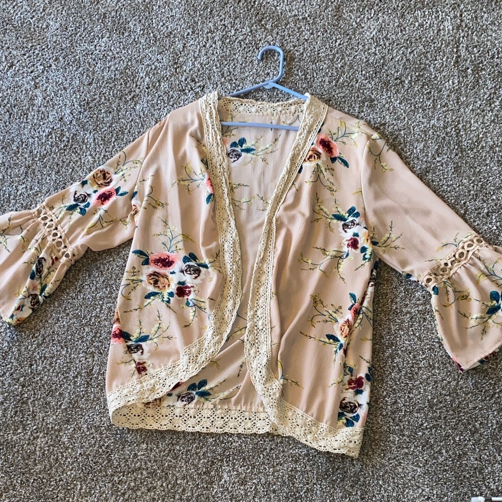 💜 2/$25 Beige Floral Kimono - Picture 4 of 6
